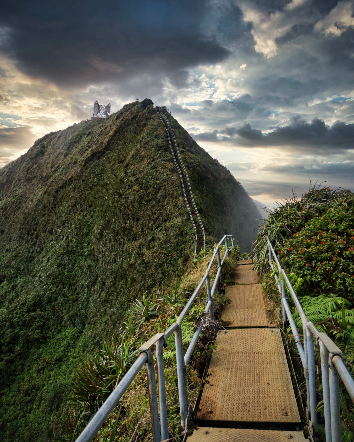 Die Haiku-Treppe, auch „Treppe zum Himmel“ genannt, ist eine tückische und verführerische Stahlkonstruktion mit 3,922 Stufen. Ursprünglich im Jahr 1942 erbaut, ermöglichte die Treppe den Zugang zur streng geheimen Radiostation Haʻikū, einer Kommunikationseinrichtung der US-Marine während des Zweiten Weltkriegs. Diese Treppen überspannen die majestätische Ko'olau-Bergkette und bieten einen atemberaubenden Panoramablick auf Kaneohe und die Kaneohe Bay.