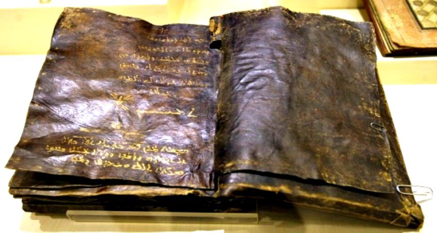 Wouerechten hannert der Devil's Bible, dem Harvard Buch gebonnen an der mënschlecher Haut an der Black Bible 6