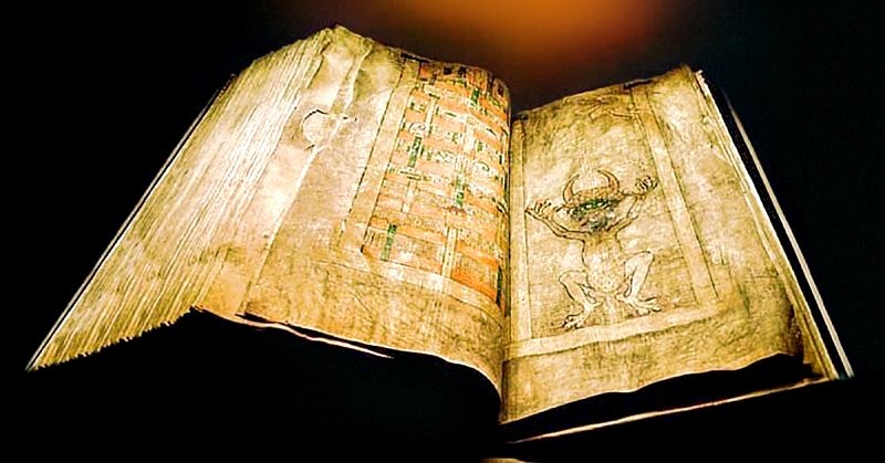 Vérités derrière la Bible du diable, le livre de Harvard relié en peau humaine et la Bible noire 3