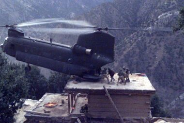 Evakuaci střechy vrtulníku v Afghánistánu pořádným pilotem Larrym Murphym 8