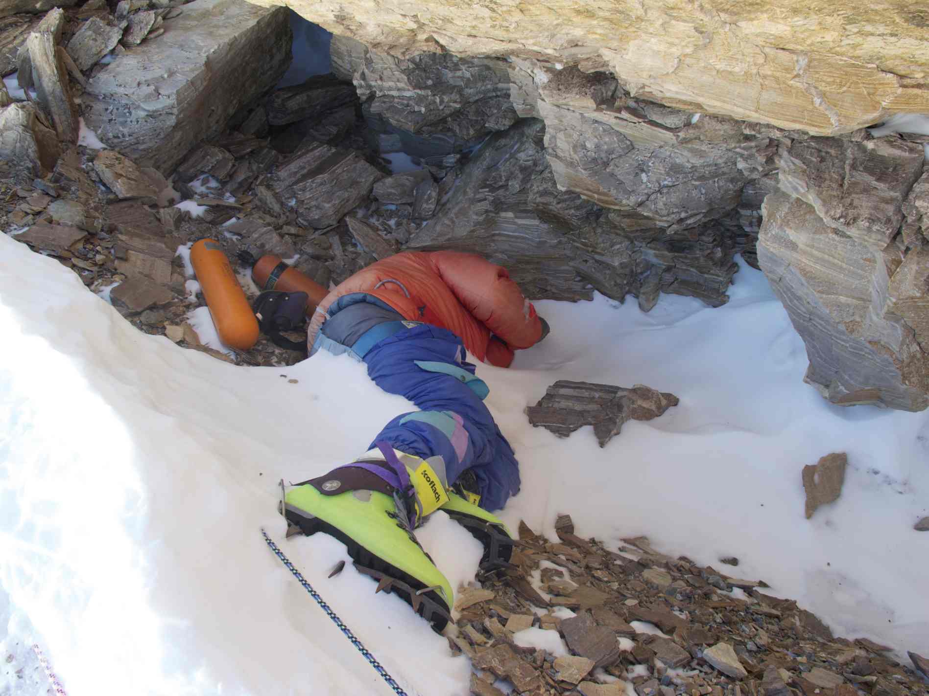 Фота "Зялёных ботаў", індыйскага альпініста, які загінуў на паўночна -ўсходнім хрыбце гары Эверэст у 1996 годзе