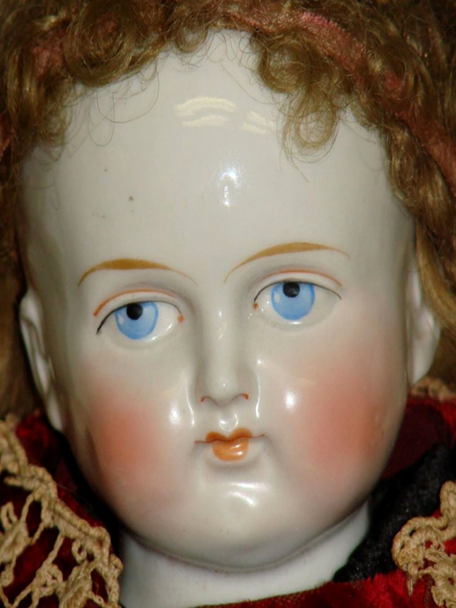 Caroline Strašidelná porcelánová panenka
