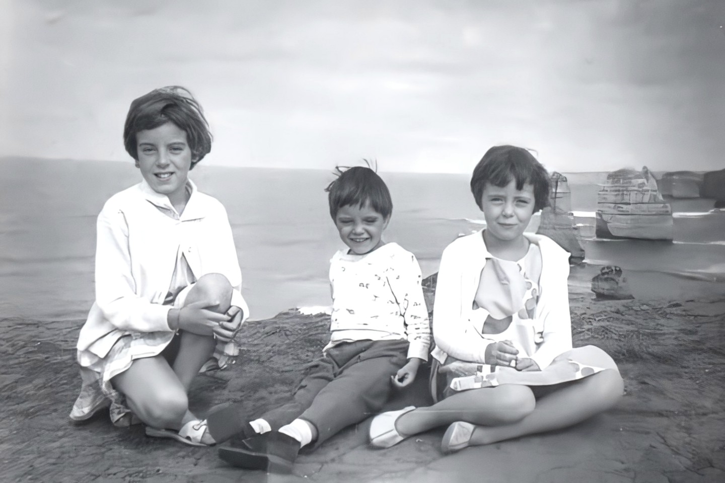 Jane, Grant och Arnna Beaumont, fotograferade under en familjeresa 1965 till de tolv apostlarna nära Port Campbell, Victoria, Australien.
