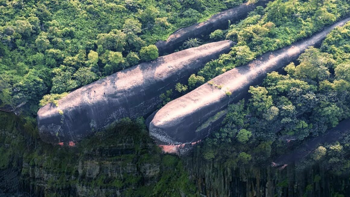 Denne 75 millioner år gamle sten i Thailand ligner et styrtet rumskib 3