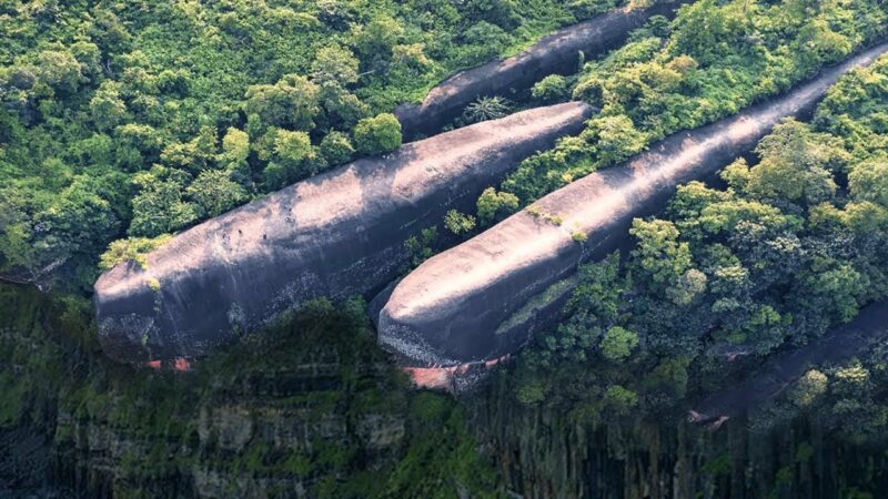 Ce rocher vieux de 75 millions d'années en Thaïlande ressemble à un vaisseau spatial écrasé 1