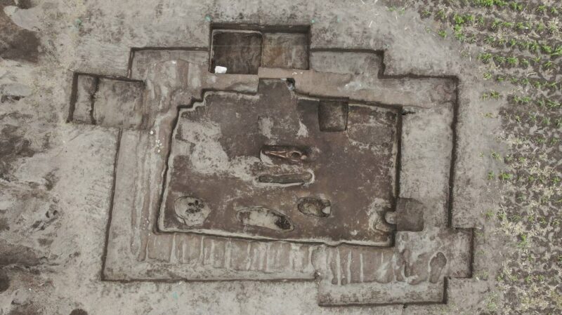 На височина 3,000 метра мистериозни артефакти, открити на древното гробище на инките в Еквадор 1