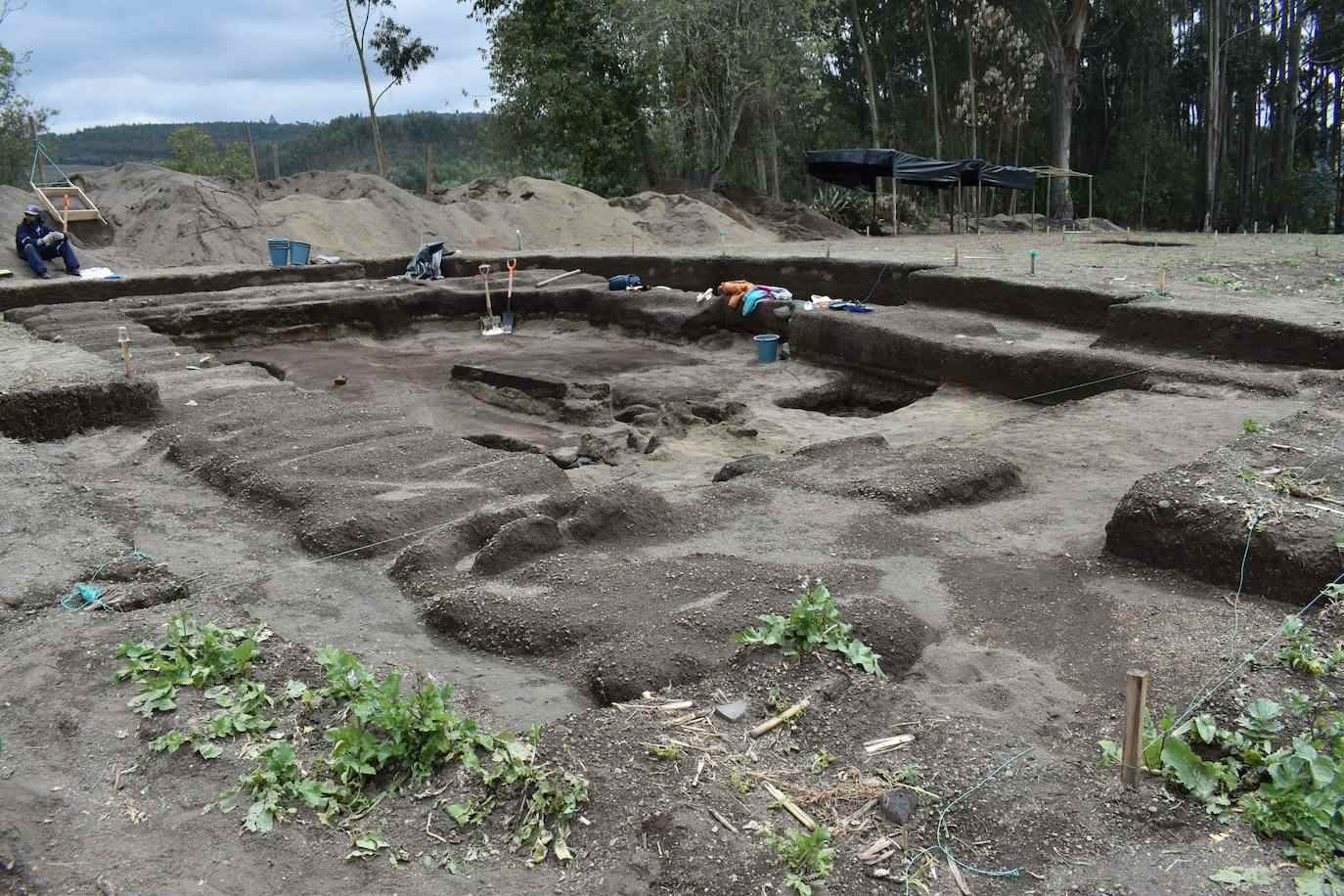 에콰도르 3,000 고대 잉카 묘지에서 발견된 3미터 높이의 신비한 유물