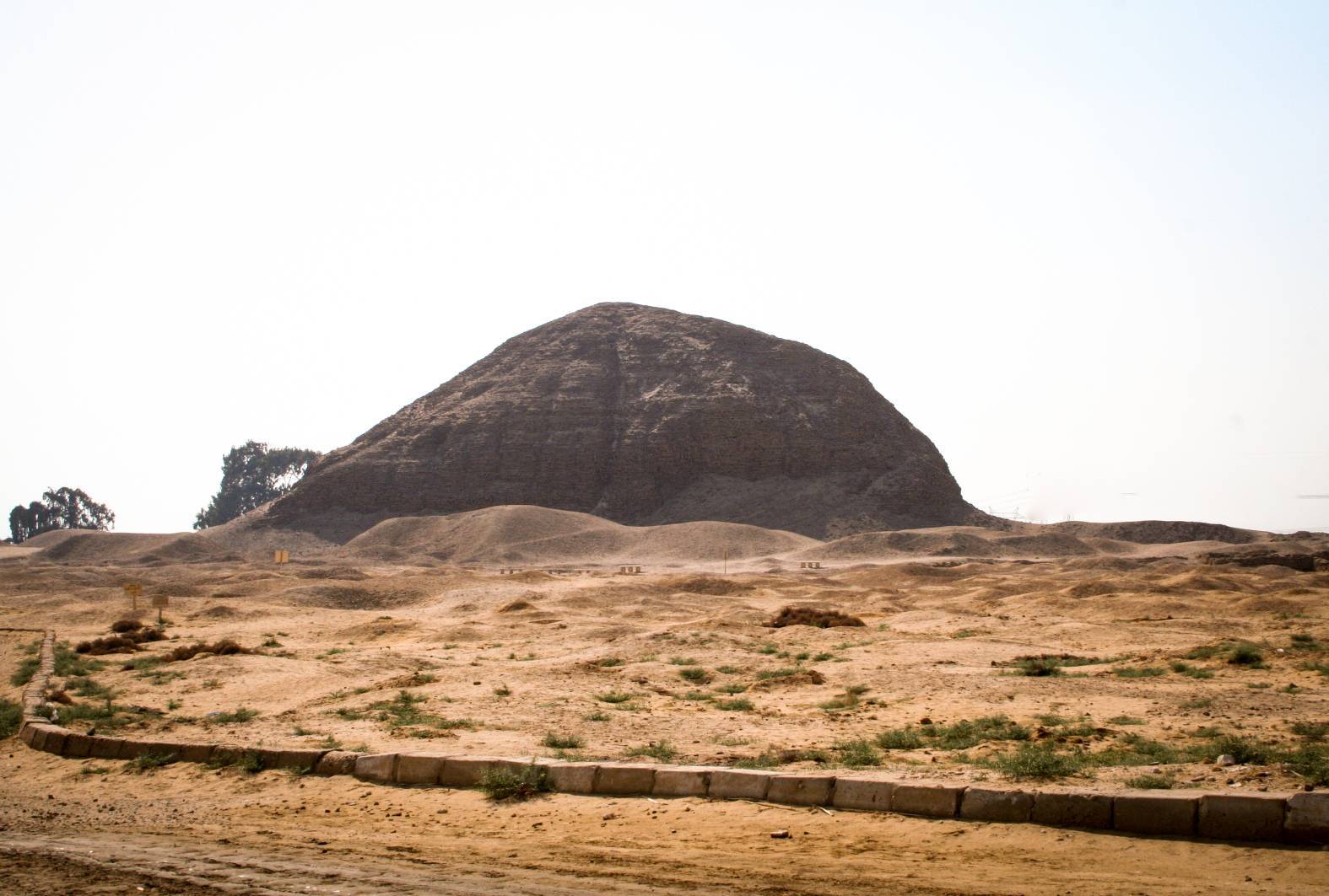 Piramidi ya nasaba ya 12 Farao Amenemhat III huko Hawara, kutoka mashariki.