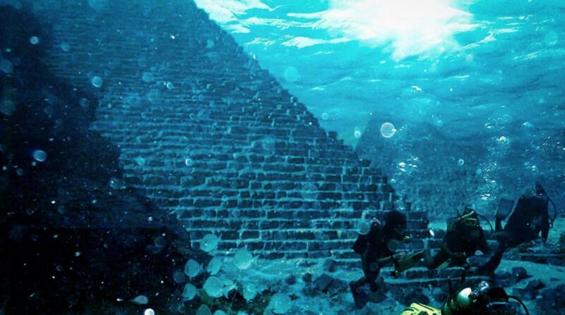 Azory podvodní pyramida