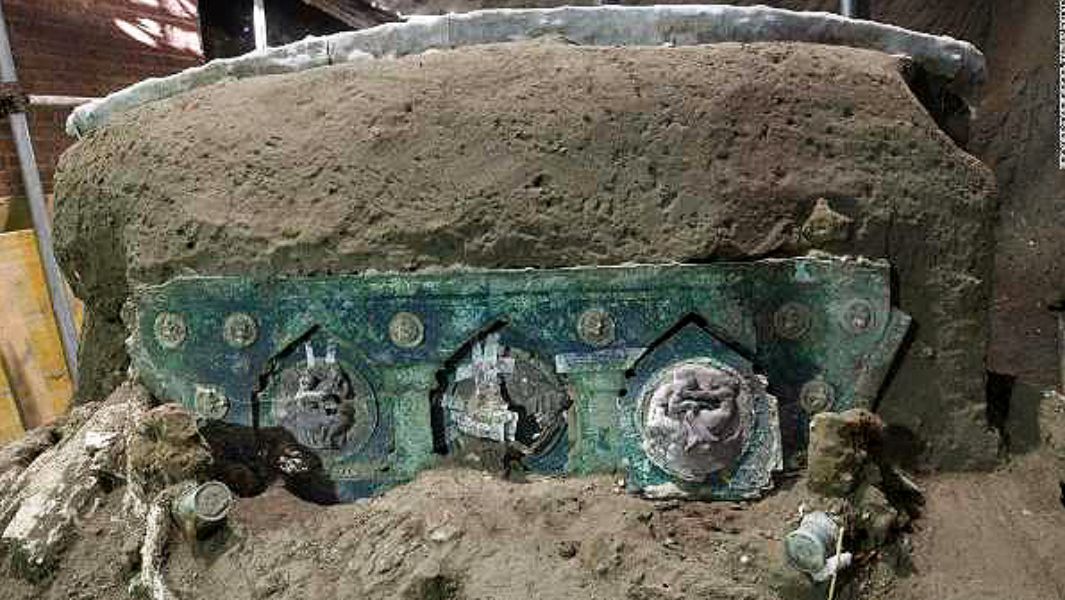 Vůz pokrytý sopečným materiálem, který rypadla objevili poblíž Pompejí.