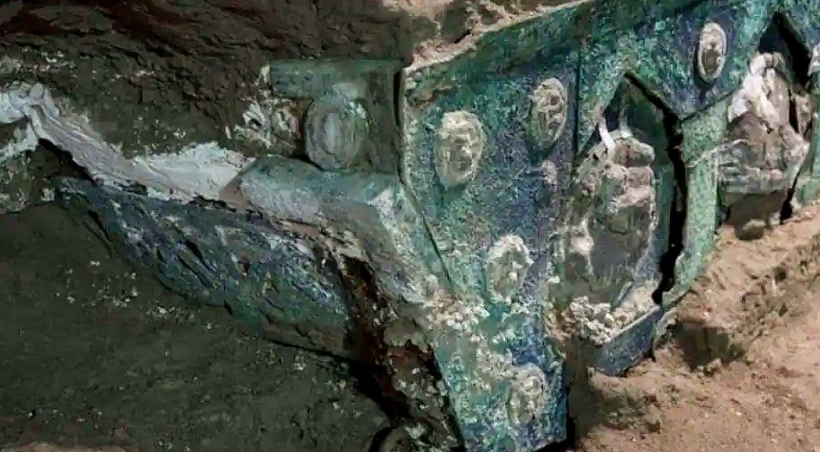 Vyřezávané bronzové a cínové medailony vozu, stále pokryté vulkanickým materiálem Luigi Spina / Archeologický park v Pompejích