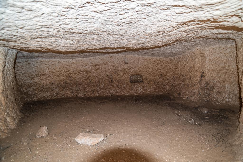 이집트 아비도스 절벽에서 발견된 바위에 신비한 방 4