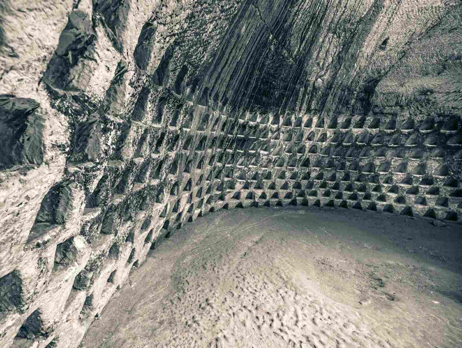 거대한 백만년 된 첨단 인공 지하 단지가 과거 2에 존재했습니다.