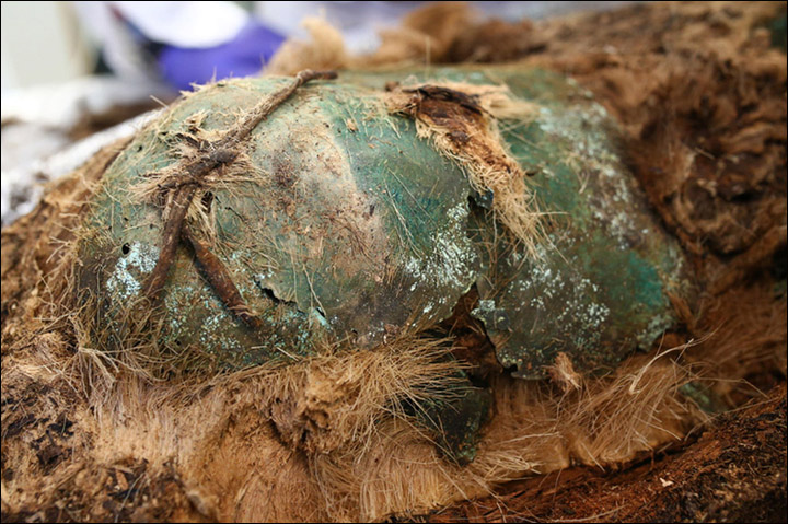 Tělo bylo pokryto měděnými nebo bronzovými deskami na obličeji, hrudi, břiše, rozkroku - a spojeno koženými šňůrami © Regionální muzeum a výstavní komplex Yamalo-Nenets