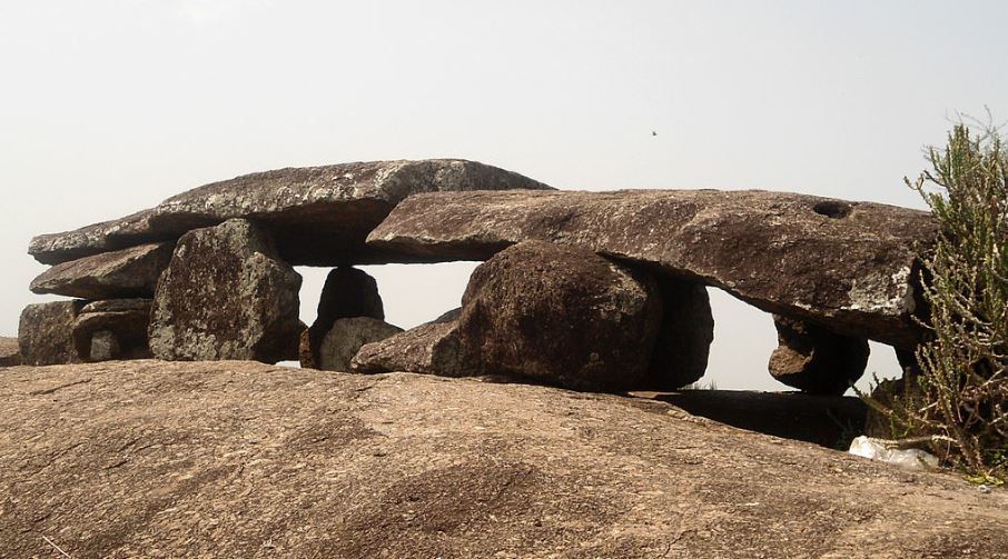 Megalitický dolmen v Amadalavalasa, Andhra Pradesh, Indie