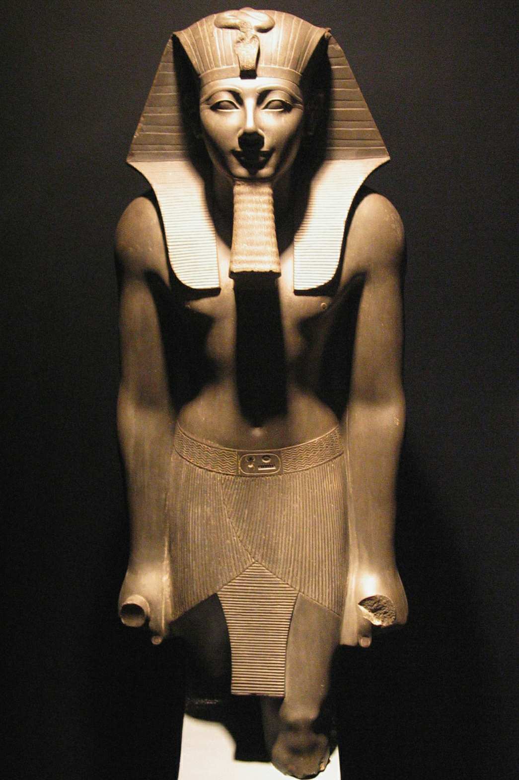 Tuthmosis III Basaltstatue am Luxor Musée.