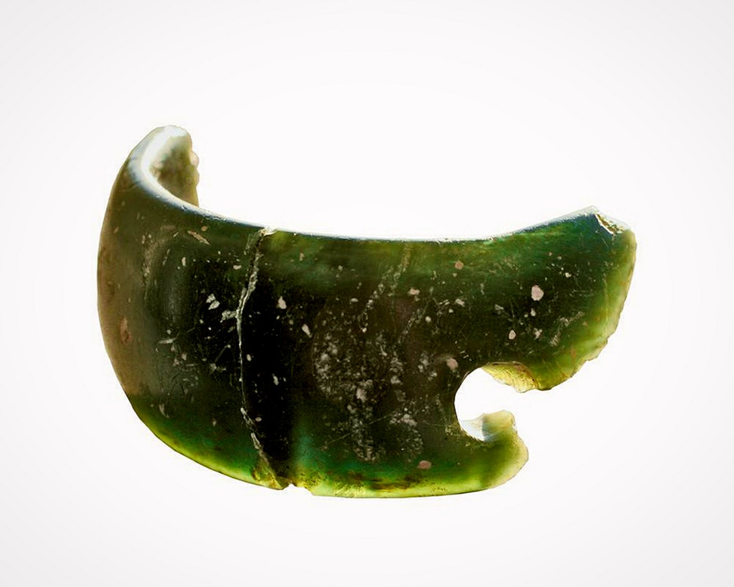 Izrađena od klorita, narukvica je pronađena u istom sloju kao i ostaci nekih pretpovijesnih ljudi i smatra se da im pripada.