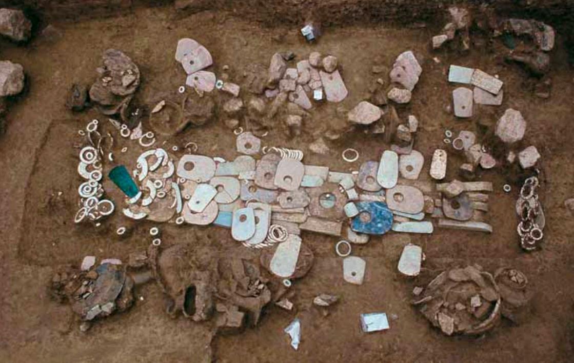 A tomb full of grave goods at Lingjiatan in China. ( Anhui Provincial Institute of Cultural Relics and Archaeology