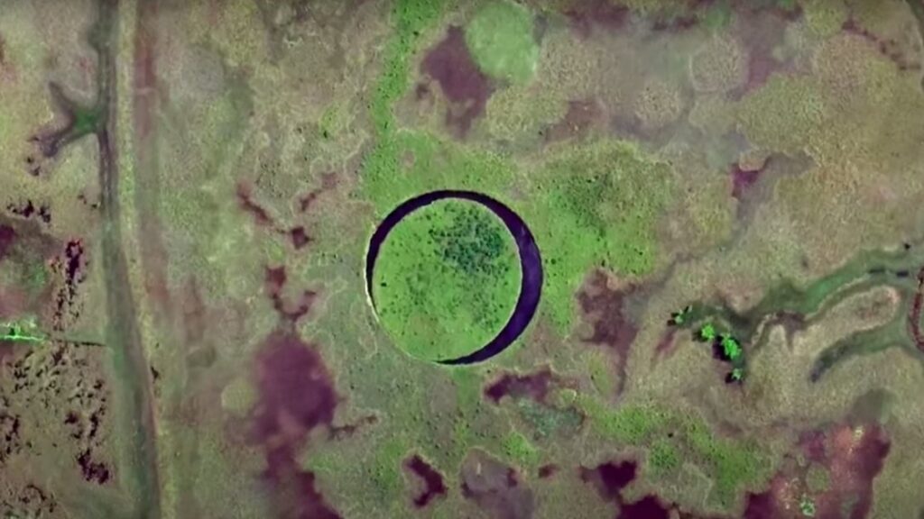 L'occhio: un'isola strana e innaturalmente rotonda che si muove di 5