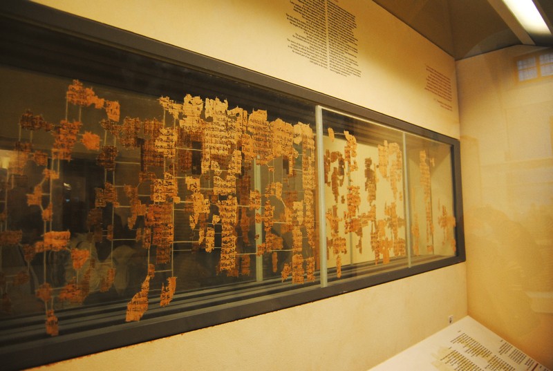 Le papyrus du Canon de Turin : La majorité des listes de rois de l'Égypte ancienne, y compris la liste des rois d'Abydos, datent du Nouvel Empire (vers 1570-1069 av. J.-C.) et ont été gravées dans la pierre sur les murs des temples en hiéroglyphes. Ils remplissaient une fonction cultuelle plutôt qu'historique. Elles n'étaient pas censées être des listes chronologiques littérales et ne devraient pas être traitées comme telles. Le Canon de Turin, d'autre part, a été écrit sur papyrus dans l'écriture hiératique cursive, et est le plus complet et historiquement précis. Il comprenait des rois et des reines éphémères qui étaient normalement exclus des autres listes, ainsi que la durée de leurs règnes. Il s'agit donc d'un document historique extrêmement précieux.