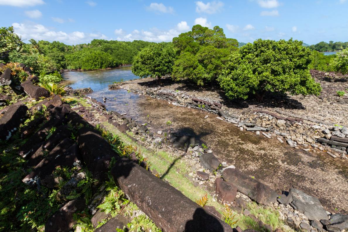 92 Nan ​​Madol salos buvo sujungtos viena su kita kanalais ir akmeninėmis sienomis. © Vaizdo kreditas: Dmitrijus Malovas | „DreamsTime“ fondo nuotraukos, ID: 130394640