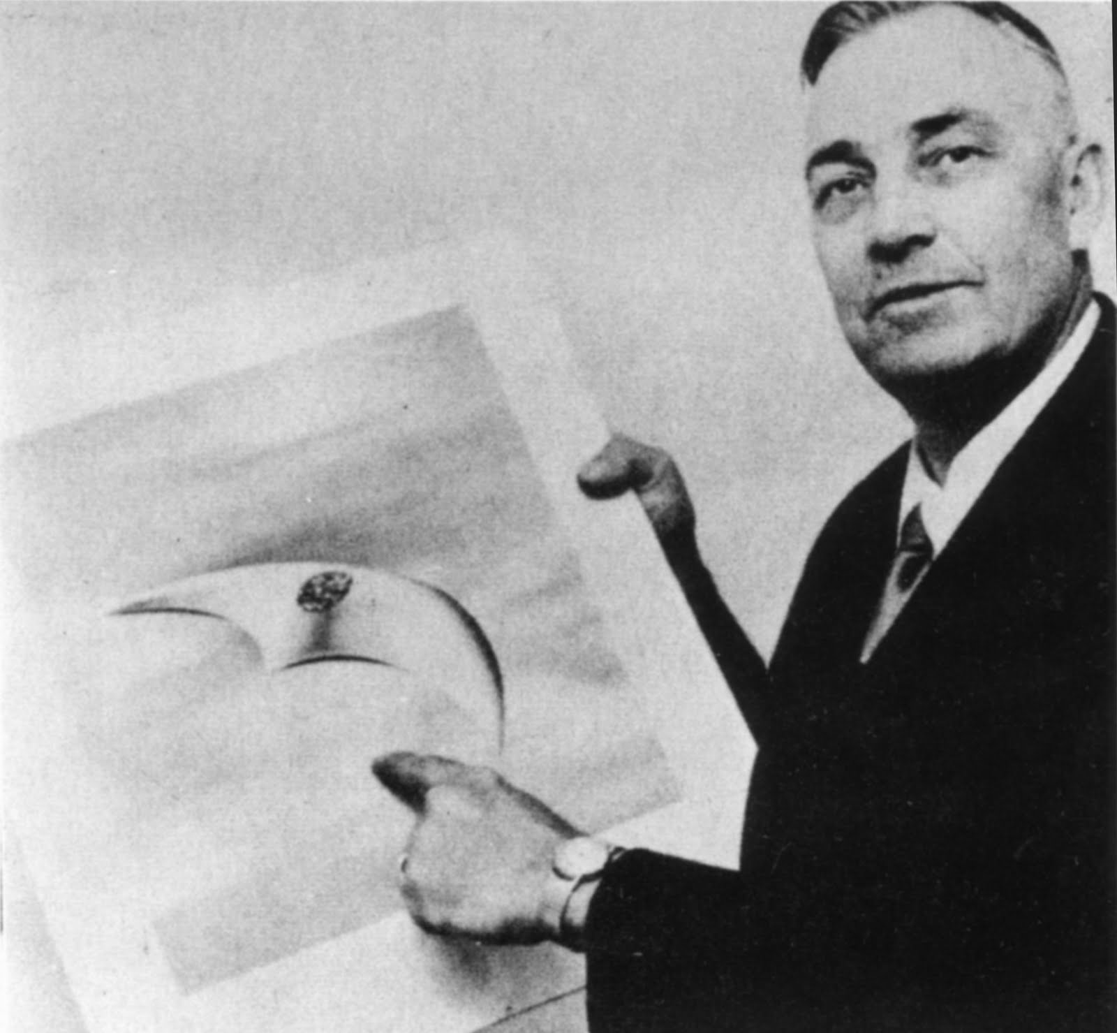 De Pilot Kenneth Arnold mat enger Skizz vun engem vun den UFOen, déi hien am Joer 1947 bei Mount Rainier gesinn huet