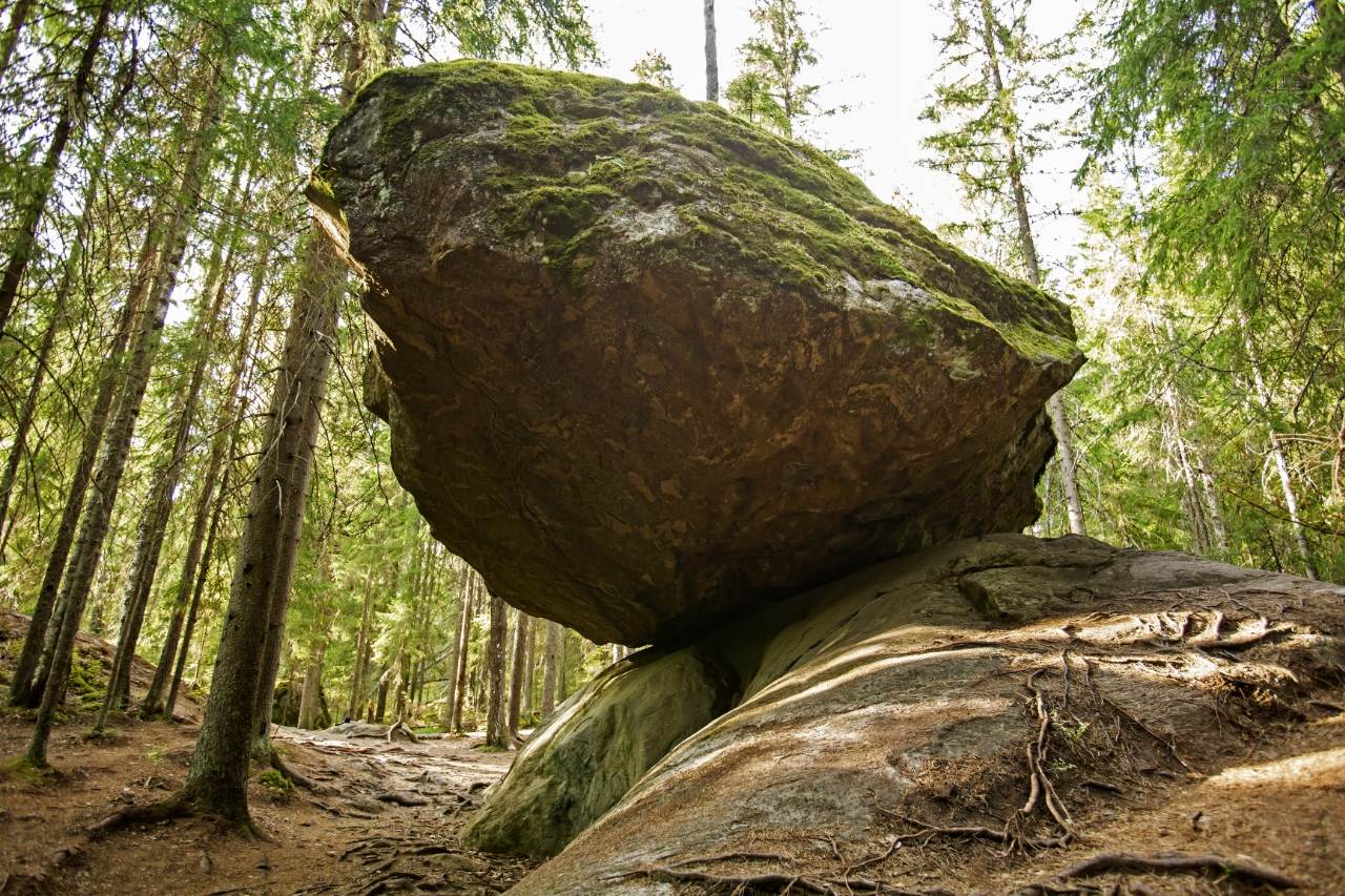 Ko te Kummakivi Balancing Rock me ona whakamaramatanga kore i roto i nga korero pakiwaitara Finnish 3