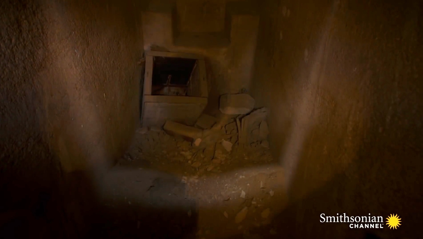 Các nhà khảo cổ đã vô cùng sửng sốt khi phát hiện ra một hầm chôn cất đã bị lục tung.