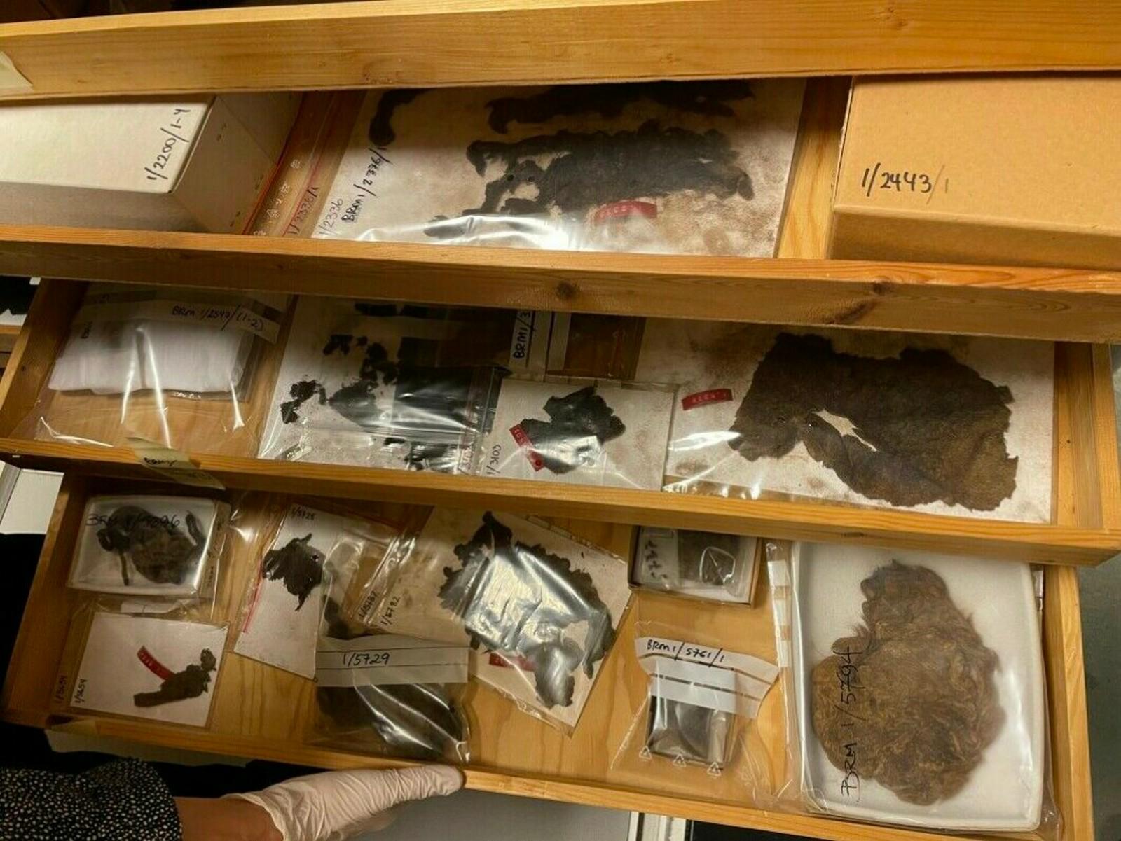 Tầng hầm của bảo tàng có các ngăn kéo trên các ngăn kéo với những mảnh vải còn sót lại từ một nghìn năm trước. Họ có thể cho chúng tôi biết thêm về những loại quần áo mà người dân Na Uy đã mặc trong Thời đại Viking và Trung cổ.