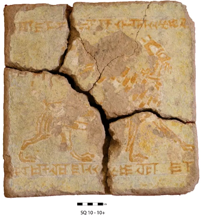 Това произведение показва брадат сфинкс с човешка мъжка глава и тяло на крилат лъв. Намерен в четири фрагмента, той също е създаден за крал Бааури и има почти същият надпис като изображението на коня.
