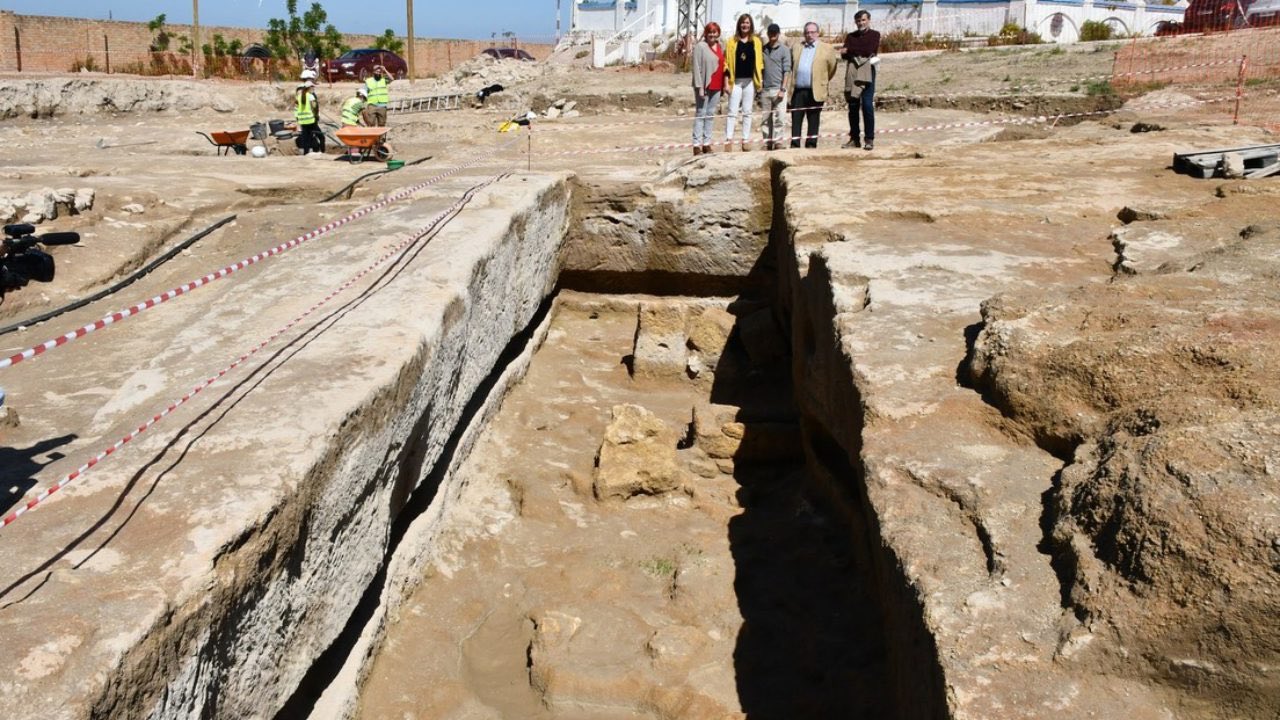 Archäologen weisen dem Osuna Buergermeeschter ronderëm d'Ruine. Phoenician Nekropolis