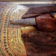 تابوت سلطنتی هتک حرمت شده که در مقبره KV55 یافت شد