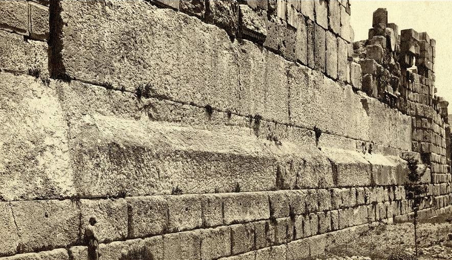 Libane, maždaug 1,170 metrų aukštyje Beqaa slėnyje, stovi garsusis Baalbekas arba romėnų laikais vadinamas Heliopoliu. Remiantis 9,000 m. vokiečių archeologinės ekspedicijos metu rastais įrodymais, Baalbekas yra senovinė vieta, naudojama nuo bronzos amžiaus. Baalbekas buvo senovės finikiečių miestas, pavadintas dangaus Dievo vardu. Baalas. Legenda pasakoja, kad Baalbekas buvo vieta, kur Baalas pirmą kartą atvyko į Žemę, todėl senovės ateivių teoretikai teigia, kad pirmasis pastatas tikriausiai buvo pastatytas kaip platforma, skirta dangaus dievui Baalui „nusileisti“ ir „kilti“. Jei pažvelgsite į nuotrauką, paaiškės, kad skirtingos civilizacijos sukūrė skirtingas dabar vadinamo Heliopolio dalis. Tačiau, be teorijų, tikrasis šios struktūros tikslas ir kas ją pastatė yra visiškai nežinomi. Naudoti masyvūs akmens blokai, kurių didžiausias sveria apie 1898 tonų. Tai yra didžiausi statybiniai blokai, kurie kada nors egzistavo visame pasaulyje.