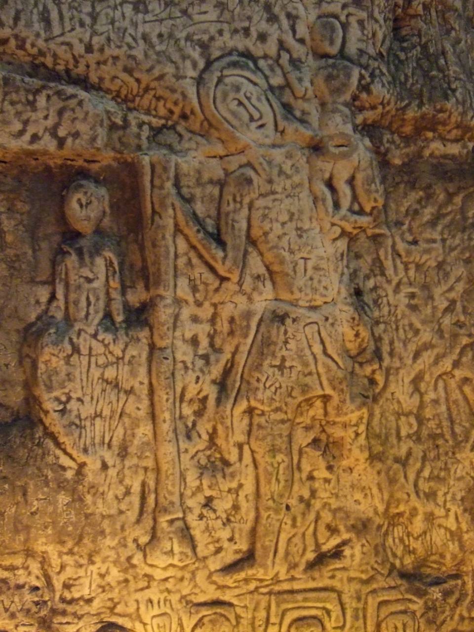 Mystiska symboler och sniderier i konstgjorda Royston Cave 4
