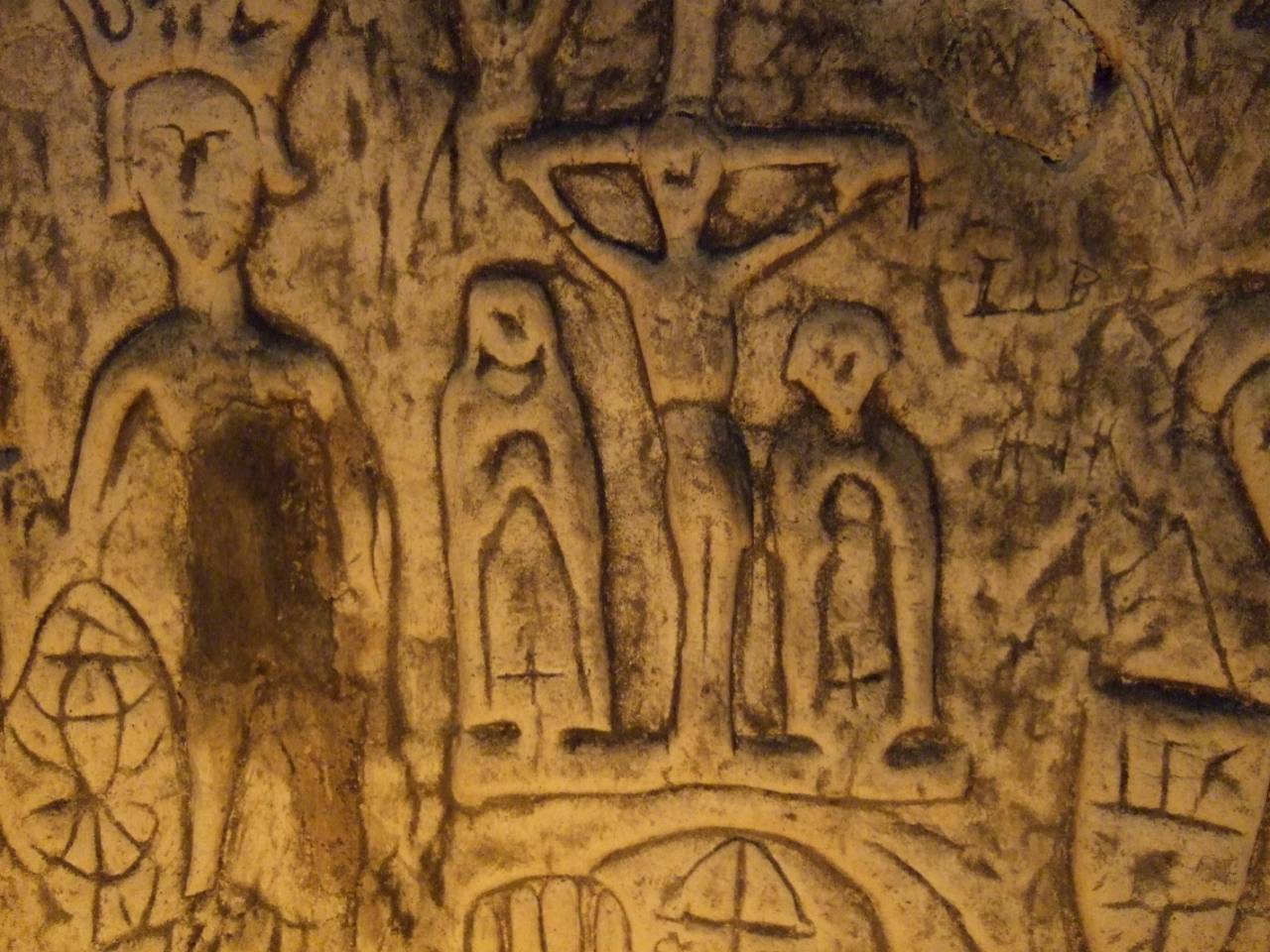 Mysterieuze symbolen en houtsnijwerk in door de mens gemaakte Royston Cave 5