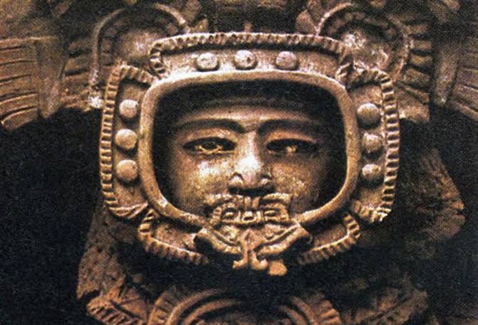 Sky People: Tato prastará kamenná postava, nalezená v mayských ruinách v Tikalu v Guatemale, připomíná moderního astronauta ve vesmírné helmě.