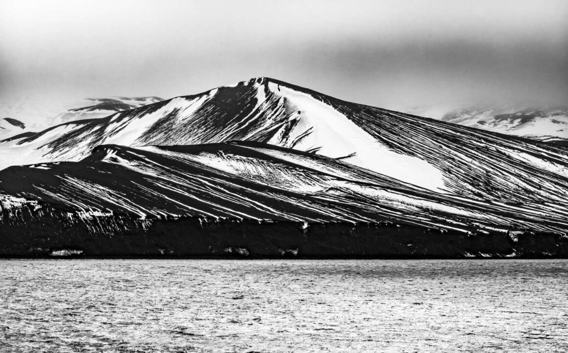 Hideung salju gunung kawah vulkanik Telefon Bay, Pulo tipuan, Antartika. © Shutterstock
