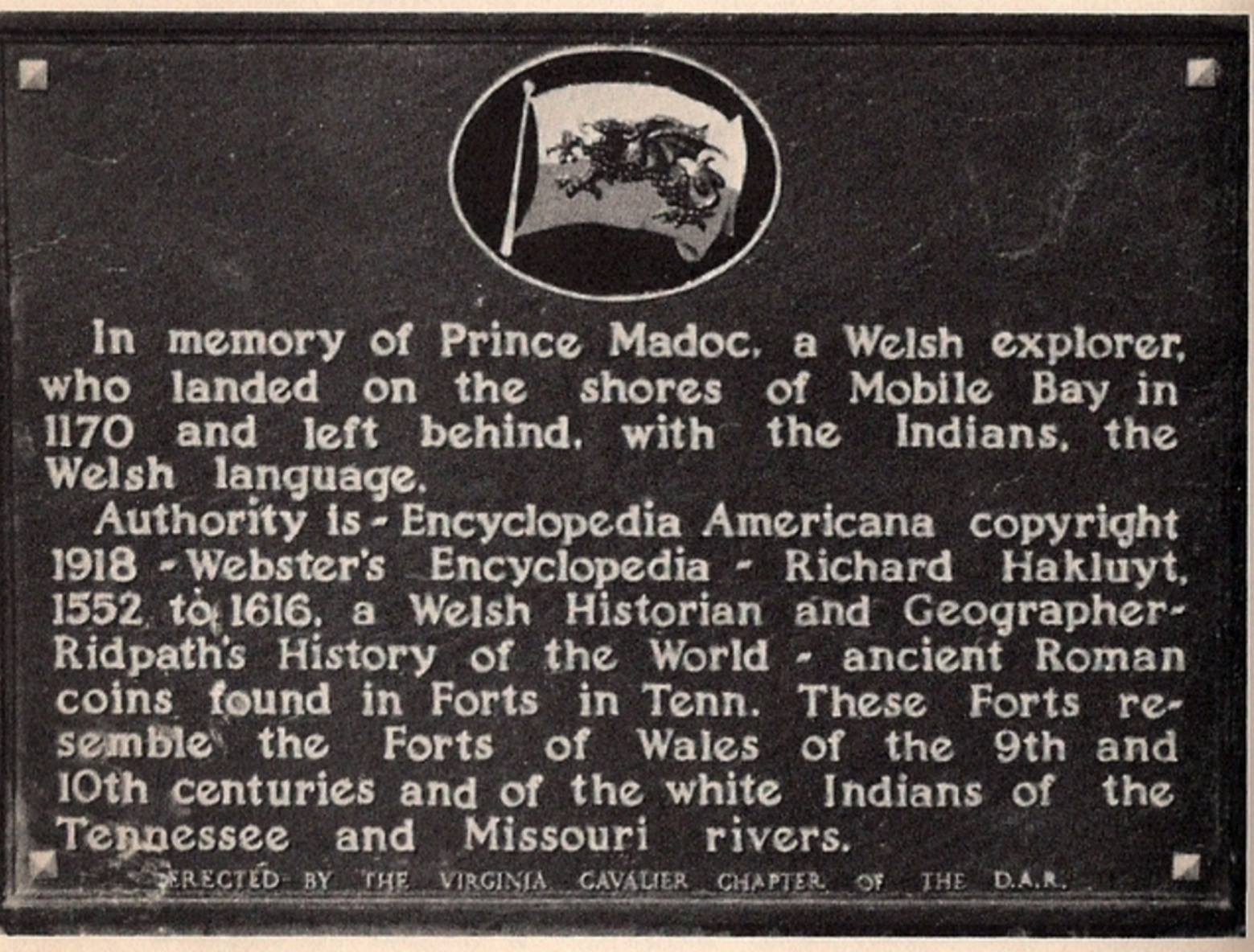 Plošča v Fort Morganu, ki prikazuje, kje naj bi Hčere ameriške revolucije leta 1170 pristal Madoc © Vir slike: Wikipedia Commons (Public Domain)