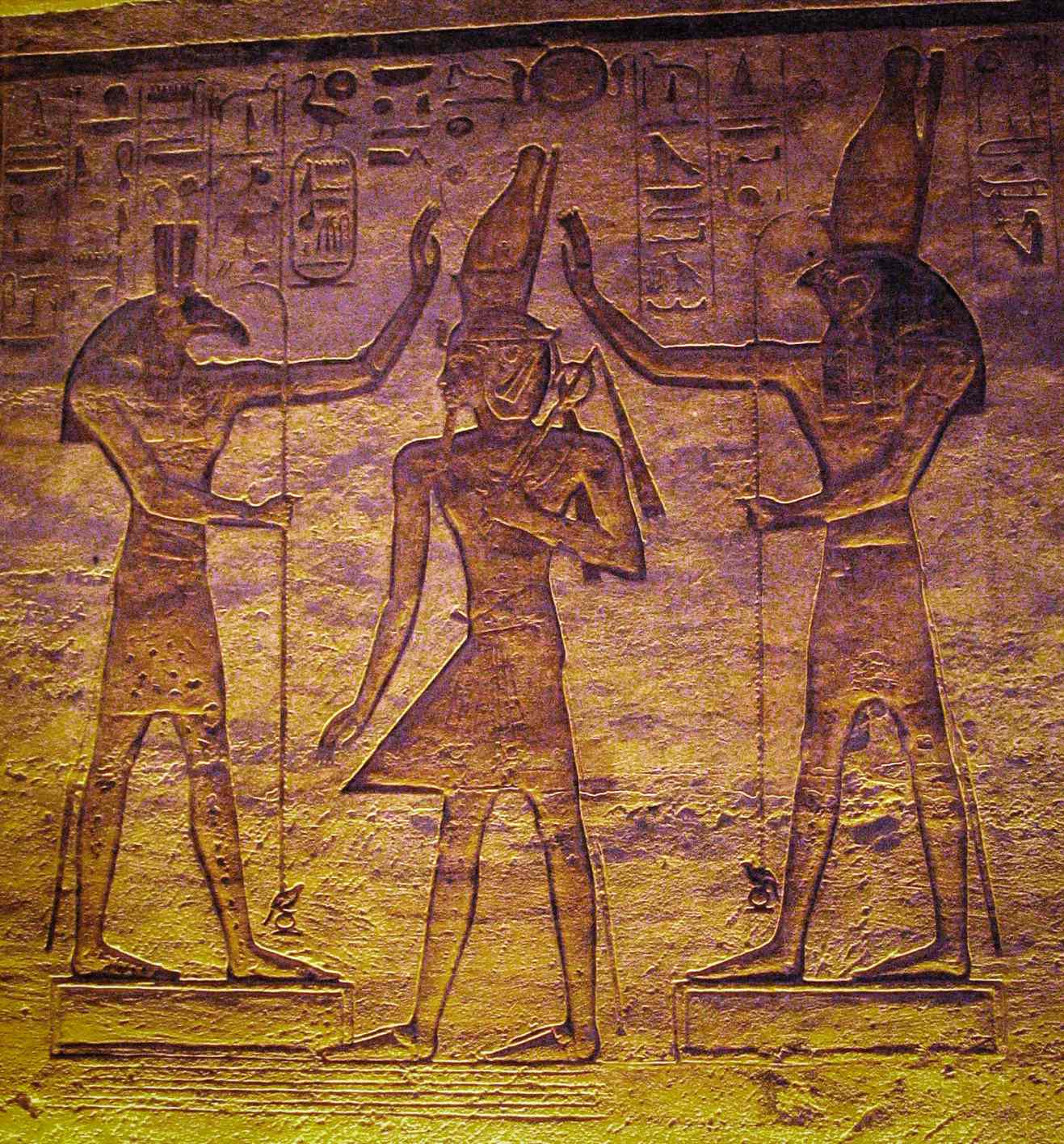 Set (Seth) na Horus wakiabudu Ramesses. Utafiti wa sasa unaonyesha kuwa mwezi unaweza kuwakilishwa na Seth na nyota inayobadilika Algol na Horus katika Kalenda ya Cairo.