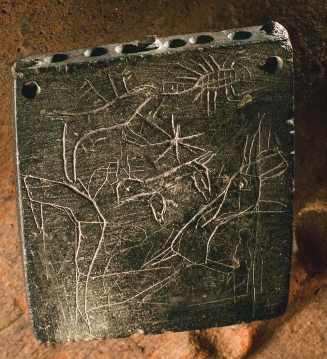 古代咒語的正面和背面都有蝎子等動物的插圖（如圖所示）。 對咒語文字的分析表明，它是在公元前 850 年至公元前 800 年之間的某個時間被銘刻的，這使得銘文成為迄今為止發現的最古老的亞拉姆語咒語。 © Roberto Ceccacci 攝/芝加哥-圖賓根 Zincirli 遠征隊提供