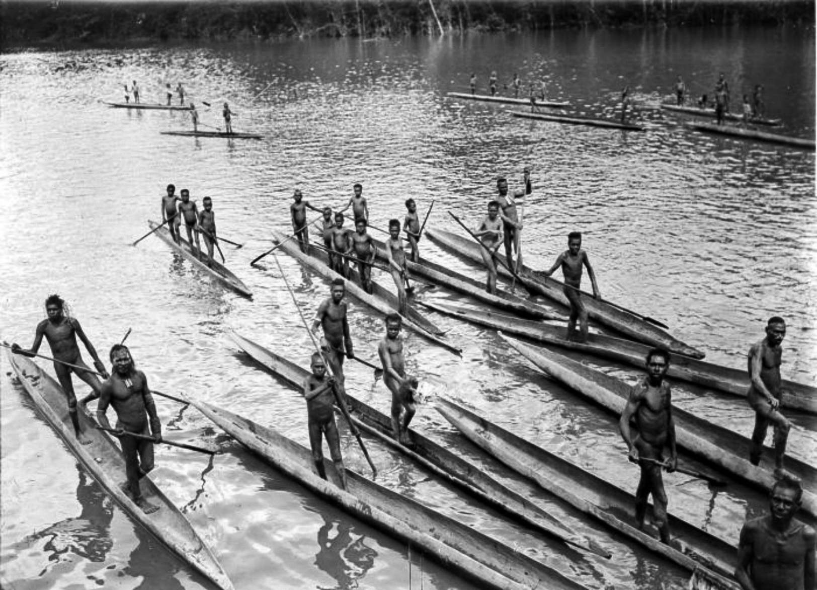 Asmat di Sungai Lorentz, difoto semasa ekspedisi New Guinea Selatan ketiga pada 1912-13.