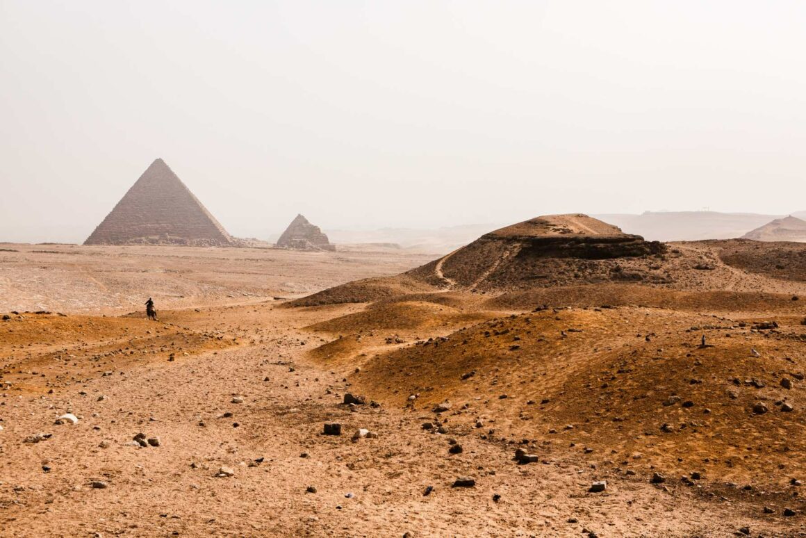 Piramida Ejiptiana malaza any Giza. Landscape tany Ejipta. Piramida any an'efitra. Afrika. Fahagagana izao tontolo izao