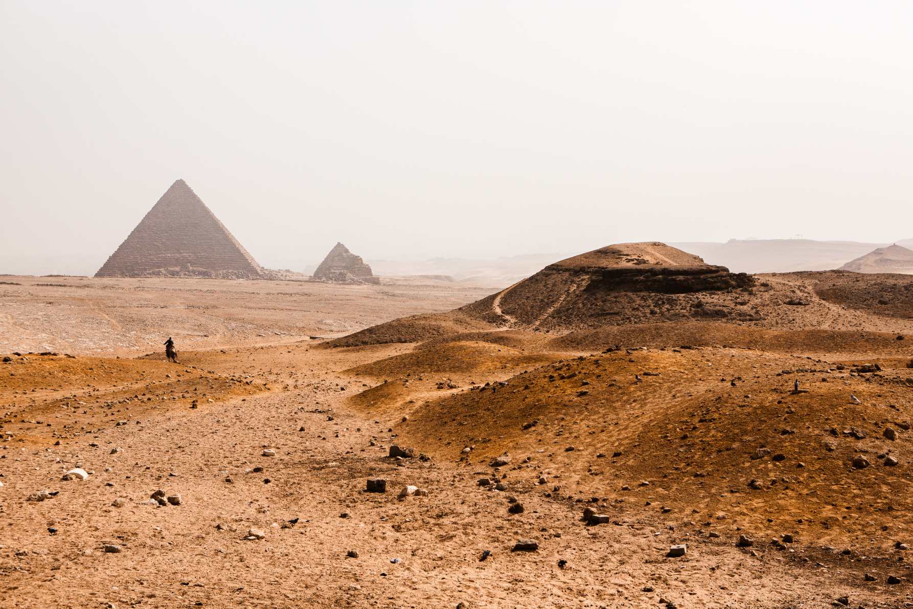 Piramida Mesir yang terkenal di Giza. Pemandangan di Mesir. Piramida di gurun. Afrika. Keajaiban Dunia