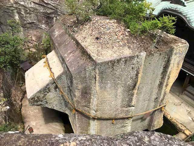 Starověké mechanismy: Postavili tento japonský megalit o hmotnosti stovek tun obři? 2