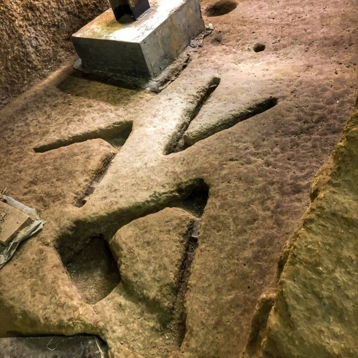 2,800 yıl önce ana kayaya oyulmuş işaretler, Kudüs'ün Eski Şehri yakınlarındaki David kentinde yapılan bir arkeolojik kazıda görülüyor, 1 Aralık 2011