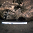 El esqueleto del hombre fue encontrado con una piedra plana en la boca, y un nuevo estudio indica que su lengua pudo haber sido amputada cuando el hombre estaba vivo.