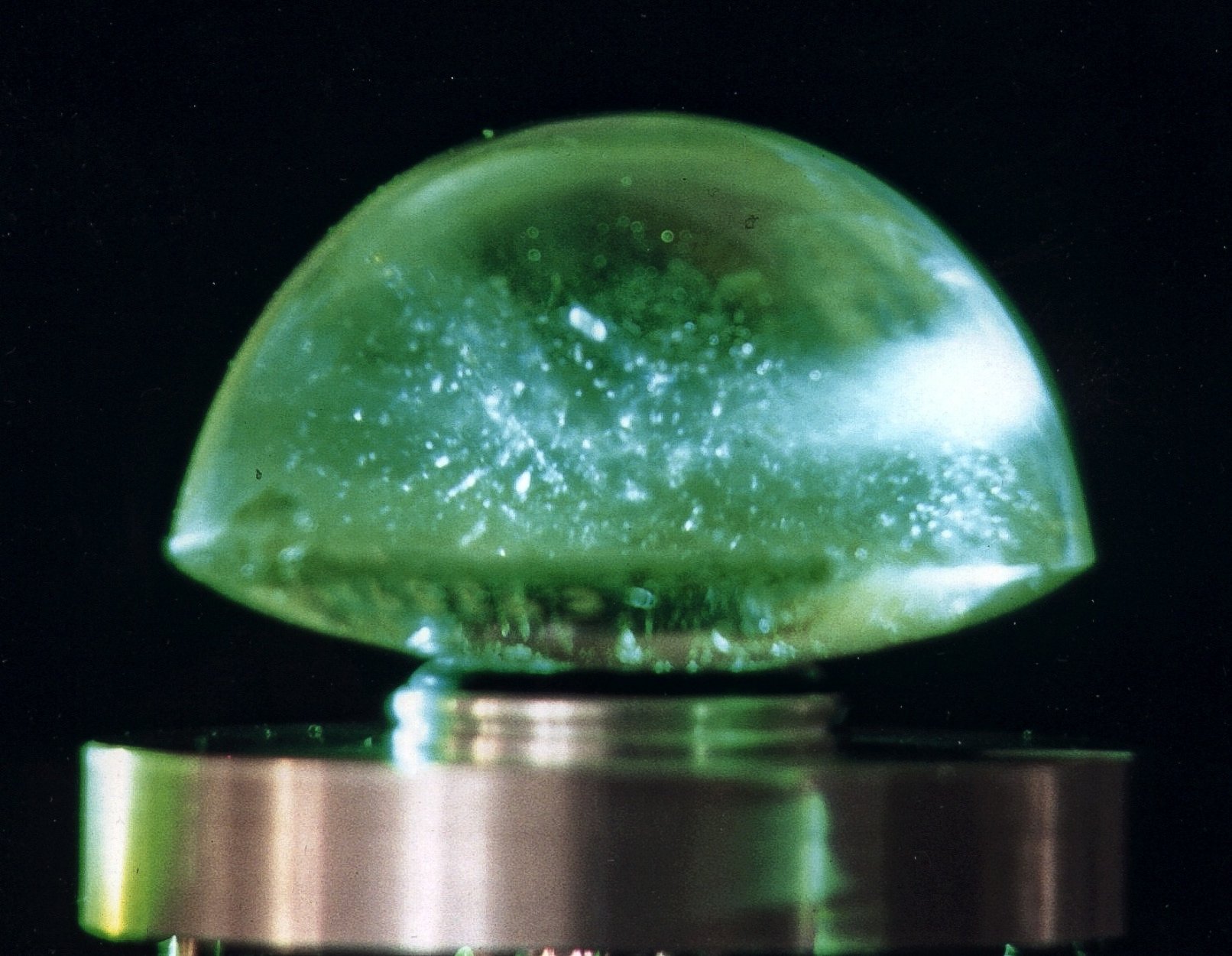 Lensa Visby memberikan bukti bahwa teknik pembuatan lensa canggih telah digunakan oleh pengrajin lebih dari 1,000 tahun yang lalu, pada saat para peneliti baru saja mulai mengeksplorasi hukum pembiasan. Lensa pasti dibuat dengan banyak cobaan dan kesalahan.