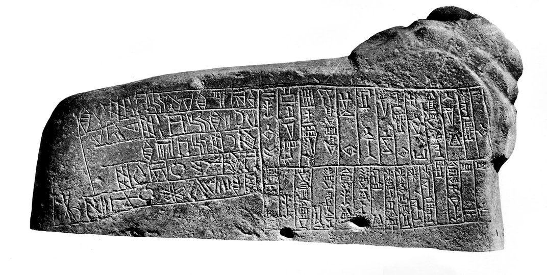Prasasti Akkadia/cuneiform dan Elamite/Linear Elamite Raja Puzur-Sushinak, dari koleksi domain Publik Louvre via Wikimedia Commons
