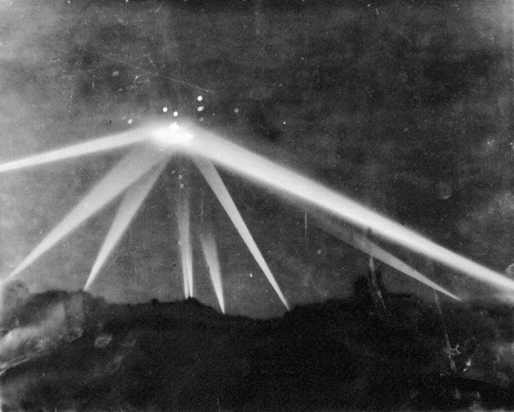 Било је то рано јутро 25. фебруара 1942. Велики неидентификовани објекат лебдео је изнад Лос Анђелеса који је звецкао у Перл Харбору, док су сирене трештале и рефлектори пробијали небо. Хиљаду и четири стотине противавионских граната испумпано је у ваздух док се Ангеленос стиснуо и дивио се. „Било је огромно! Било је једноставно огромно!” наводно је тврдила једна жена управник. „И било је практично тачно изнад моје куће. Никада у животу нисам видео ништа слично!"