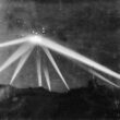 Bilo je zgodaj zjutraj 25. februarja 1942. Velik neznani predmet je lebdel nad Los Angelesom, ki ga je stresel Pearl Harbour, medtem ko so tulile sirene in reflektorji so prebadali nebo. Tisoč štiristo protiletalskih granat je poletelo v zrak, medtem ko je Angelenos strmel in se čudil. »Bilo je ogromno! Bilo je preprosto ogromno!« ena letalska nadzornica naj bi trdila. »In bilo je tako rekoč tik nad mojo hišo. Česa takega še nisem videl v življenju!«